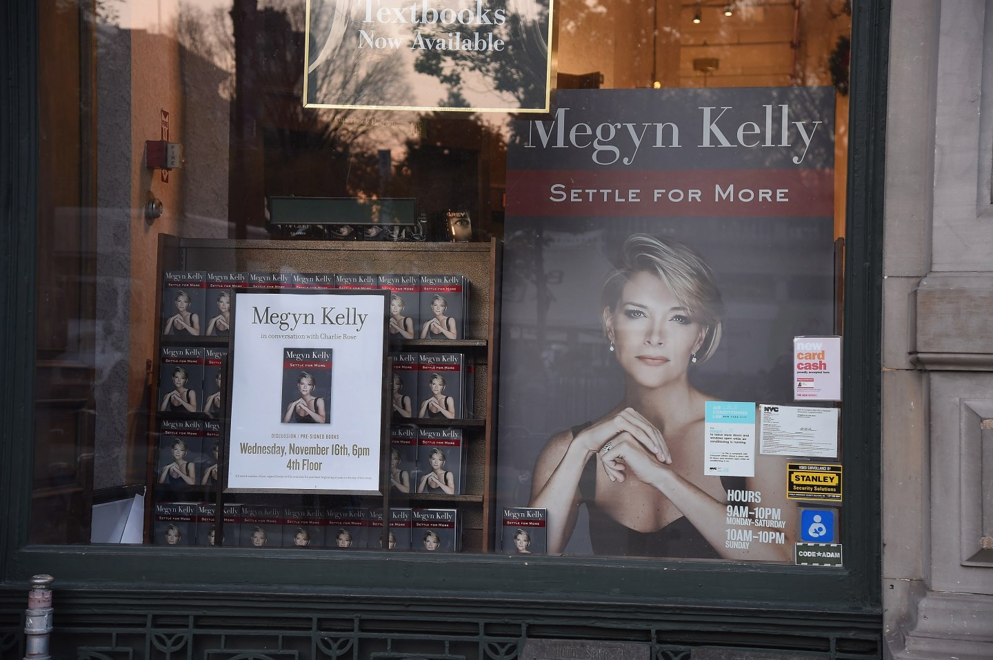 Megyn Kelly Signs Copies Of "Settle For More"