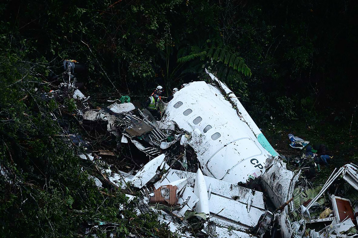 Rescuers search for survivors from the wreckage of the LAMIA airlines charter plane carrying members of the Chapecoense Real football team that crashed in the mountains of Cerro Gordo, municipality of La Union, on November 29, 2016.