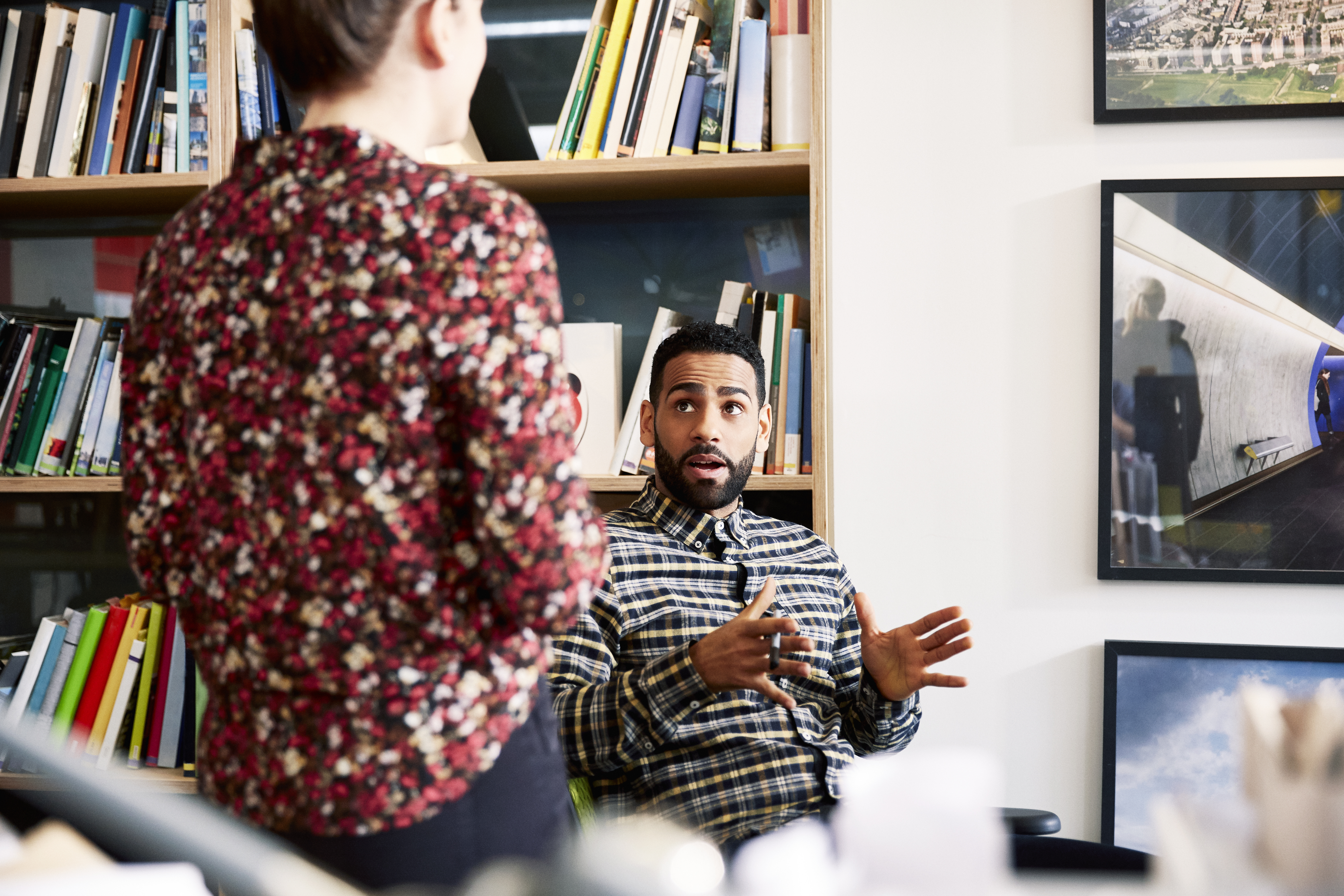 Creative coworkers meet informally to discuss idea