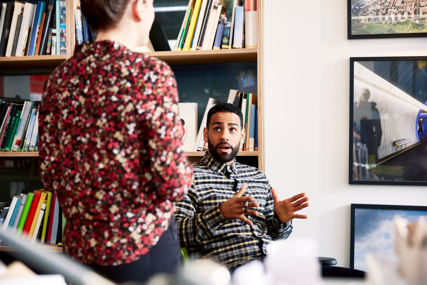Creative coworkers meet informally to discuss idea