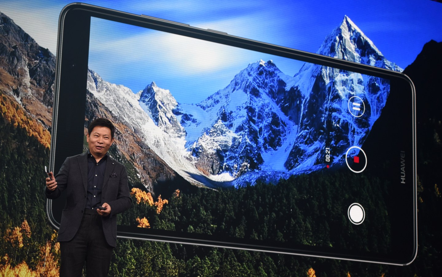 GERMANY-ECONOMY-HUAWEI-MATE-9-PRESENTATION