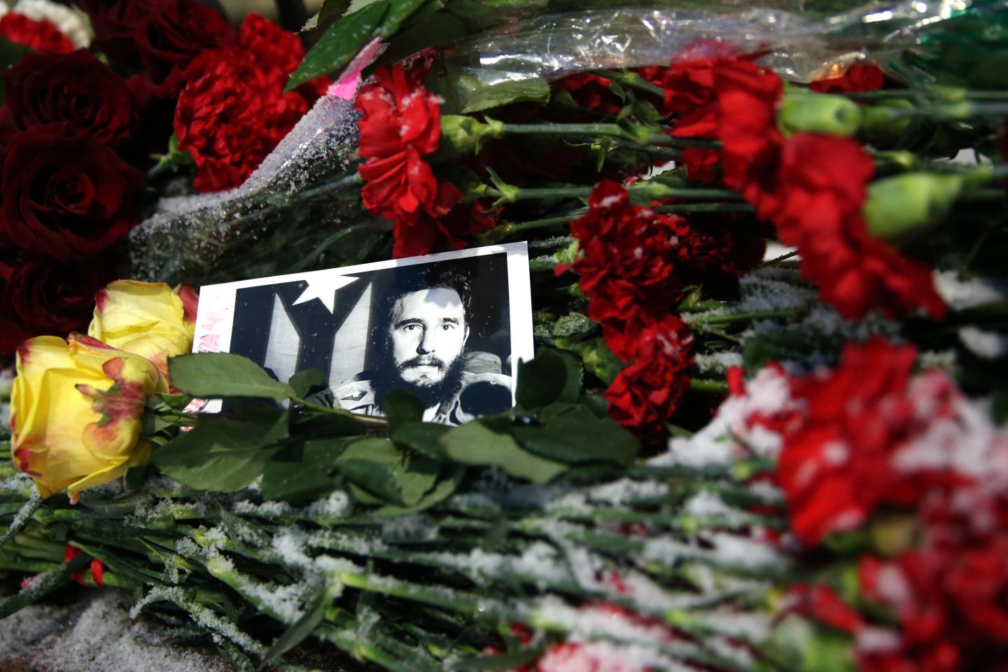 Flowers at Cuban Embassy in Moscow in memory of Fidel Castro