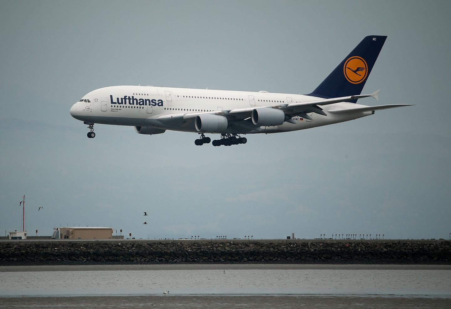 EPA To Regulate Greenhouse Gas Emissions From Airplanes