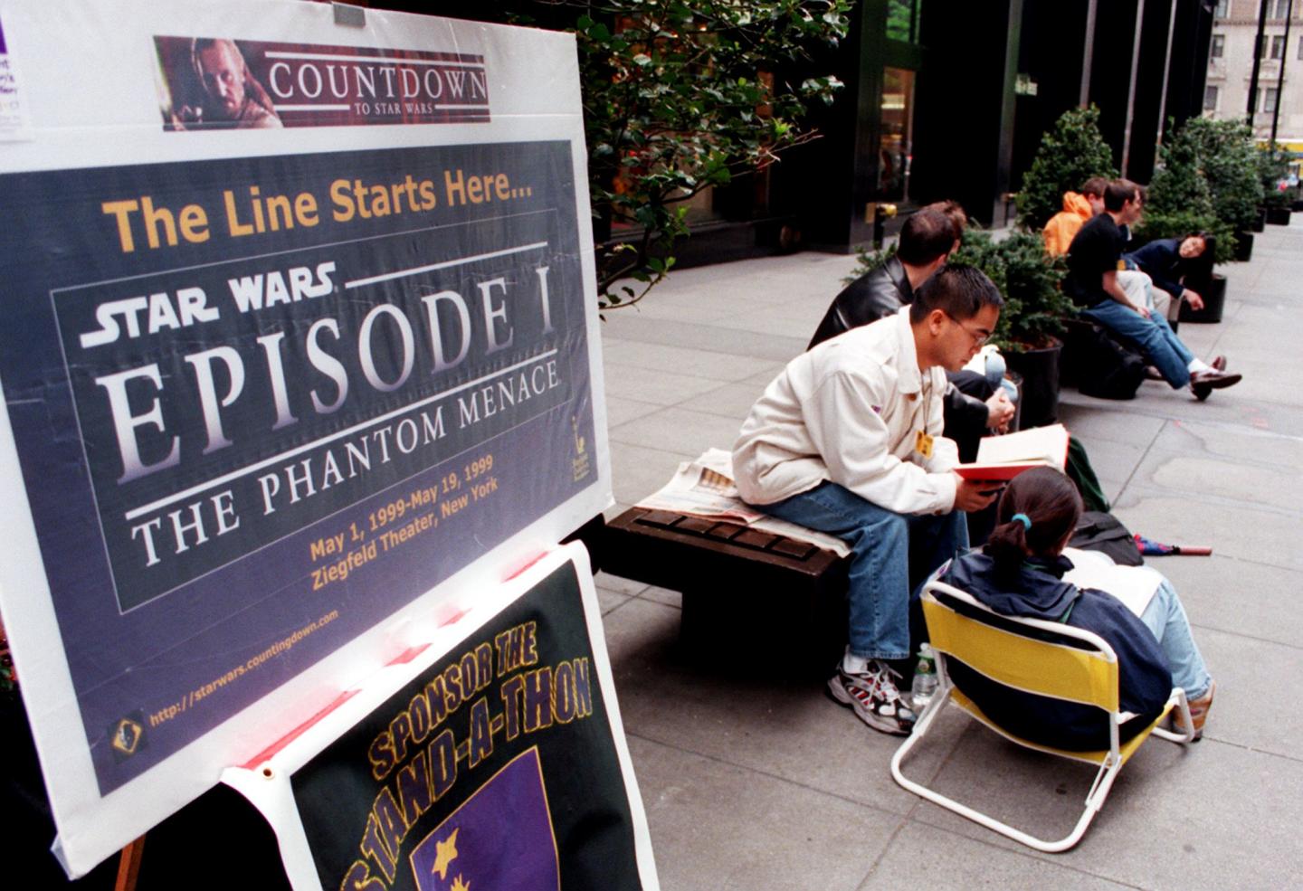 Fans line up at the Ziegfeld Theatre in New York 0
