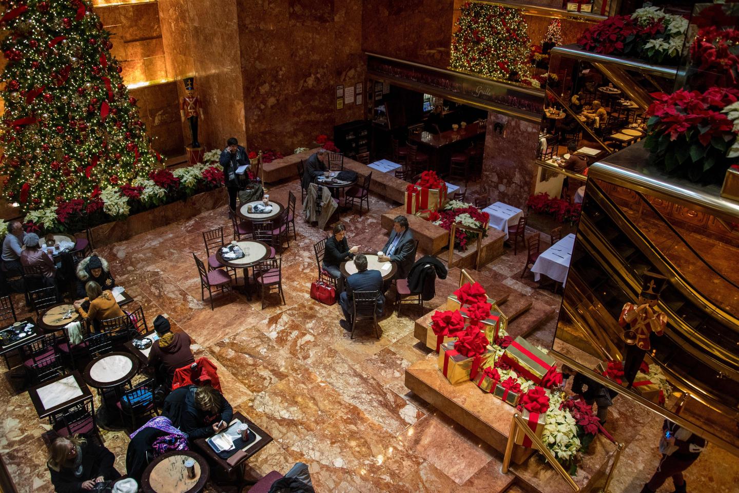 US-POLITICS-MEDIA-RESTAURANT
