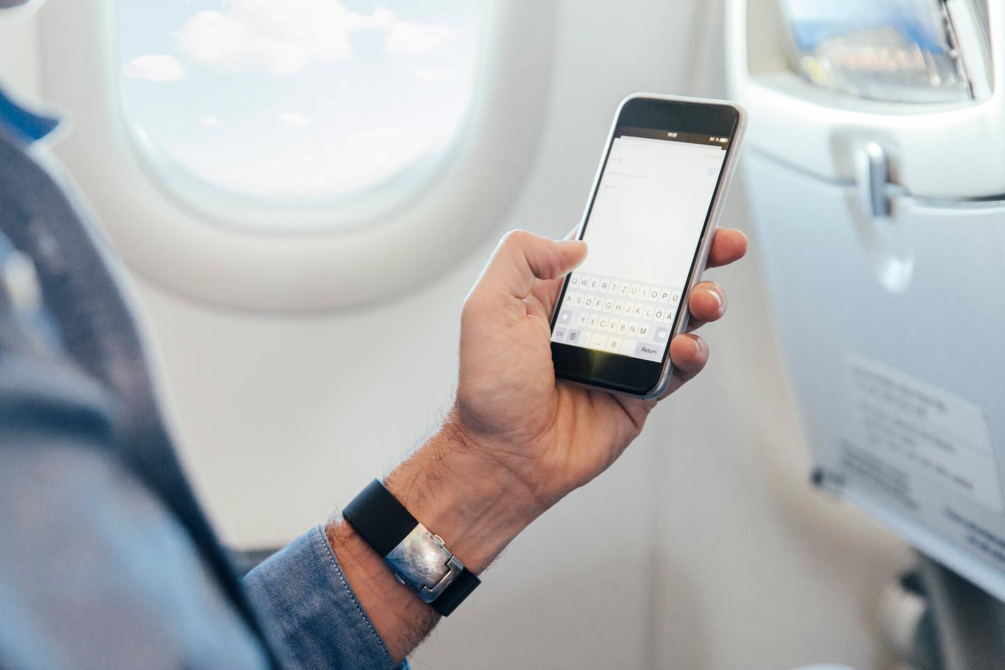 Here’s What Happens When You Don’t Turn Off Your Cell Phone While Flying