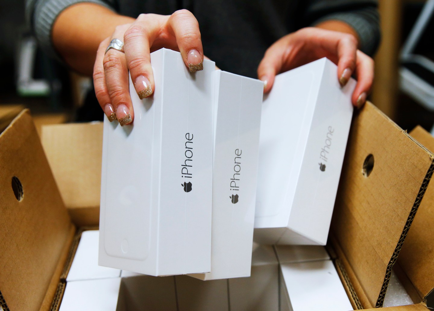 Verizon Store Stocks Shelves With New Apple iPhone 6