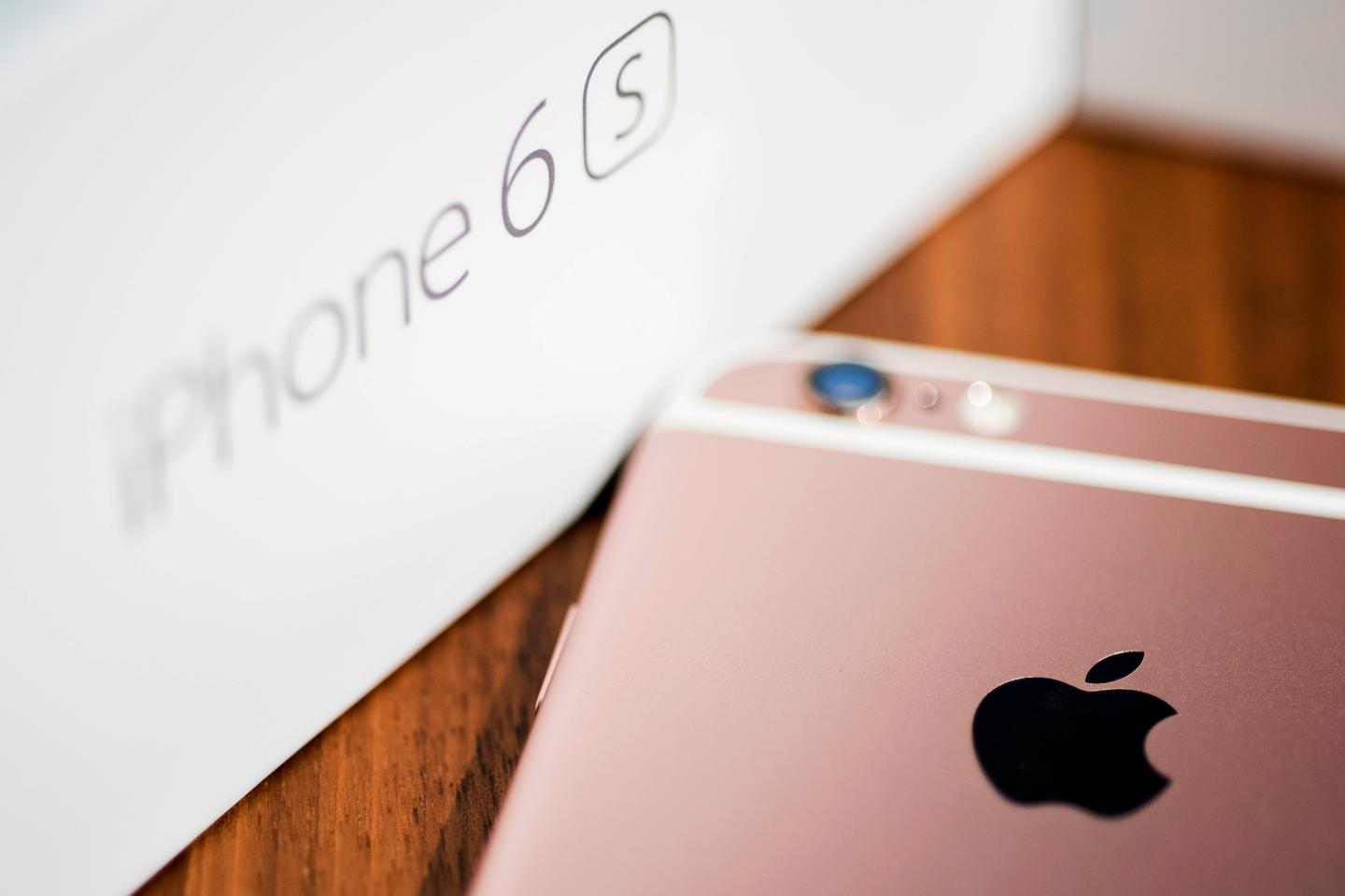 Unboxing Apple Inc. iPhone 6s
