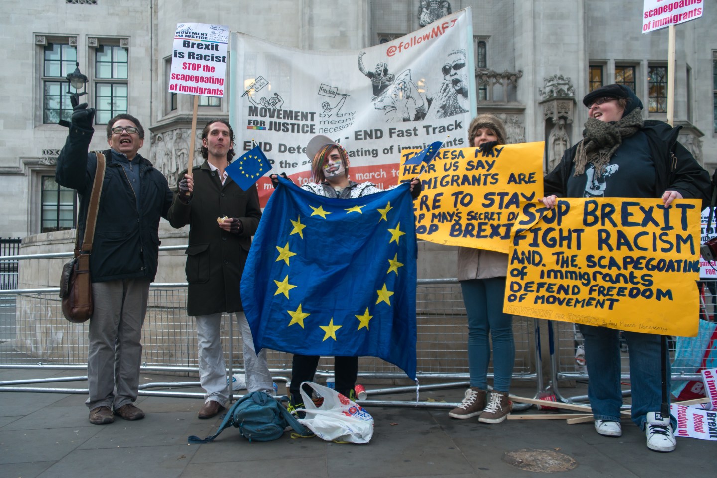 Anti-brexiters and Brexiters, clash outside the Supreme