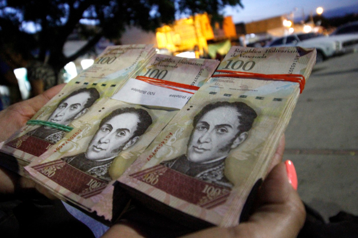 COLOMBIA-VENEZUELA-ECONOMY-CURRENCY