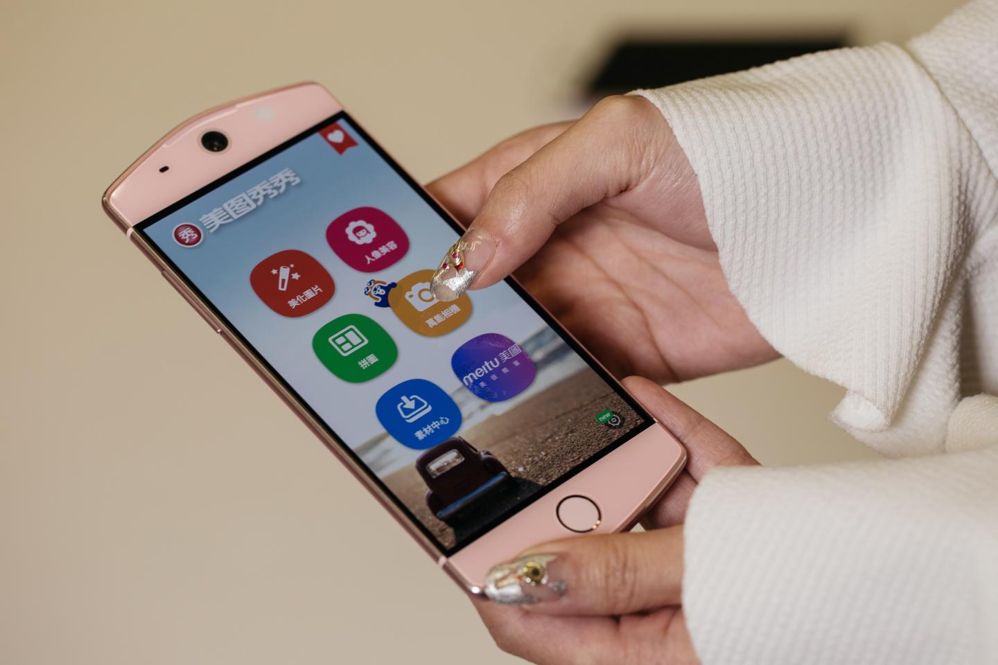 Images Of the Meitu Inc. M6 Smartphone