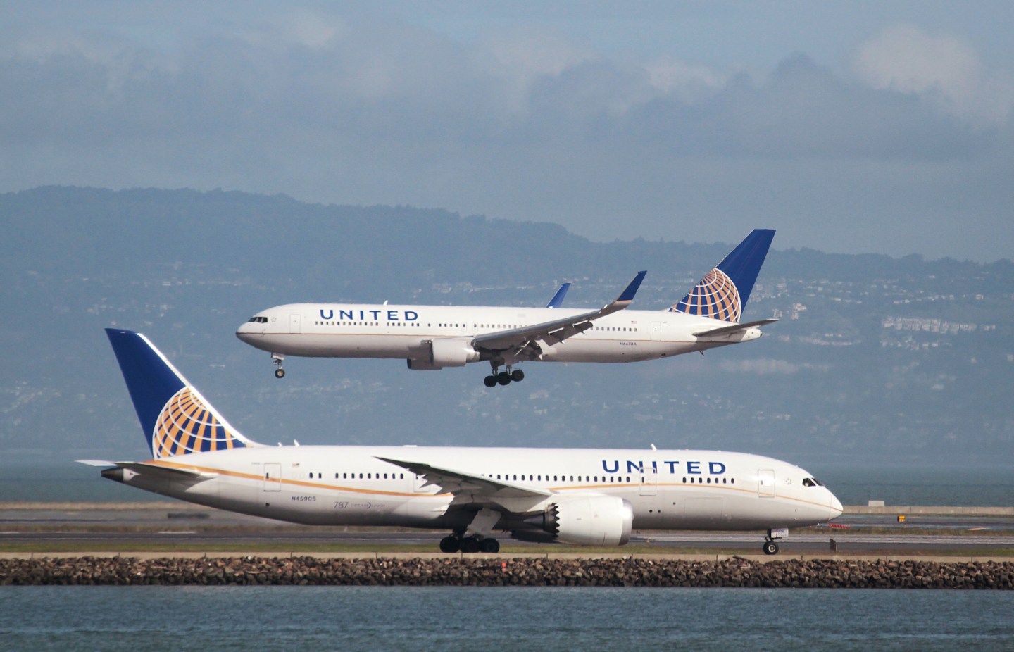 A United Airlines 787 taxis as a United Airlines 767 lands at San Francisco International Airport, San Francisco