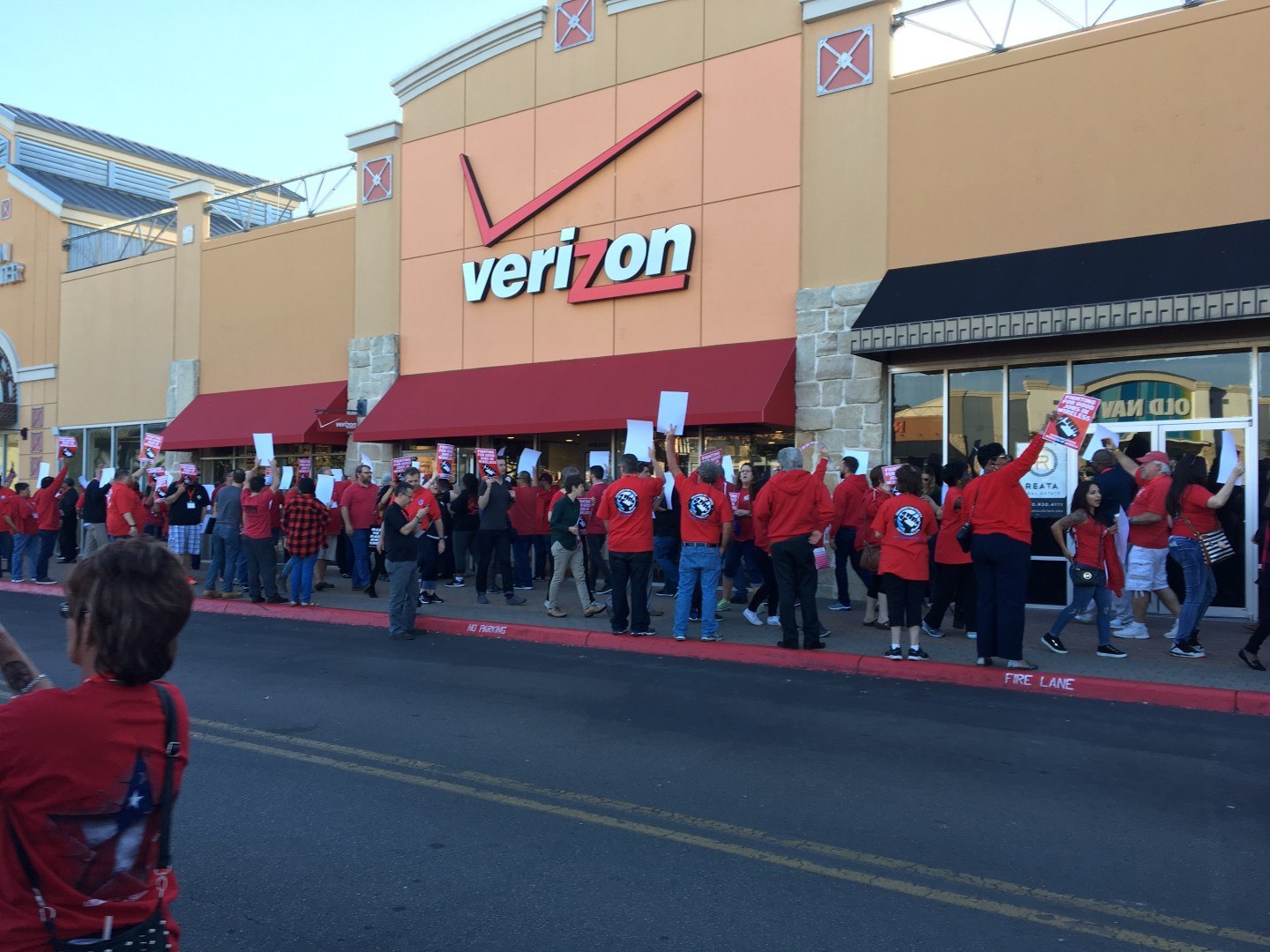 CWA union members in front of a Verizon Wireless stort