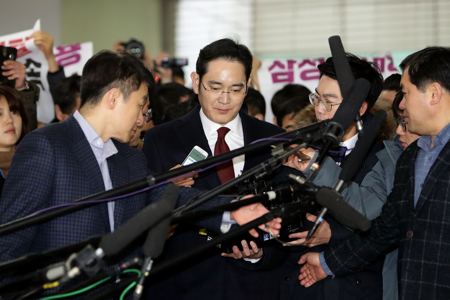 Samsung Vice Chairman Lee Questioned Over Bribery Allegations