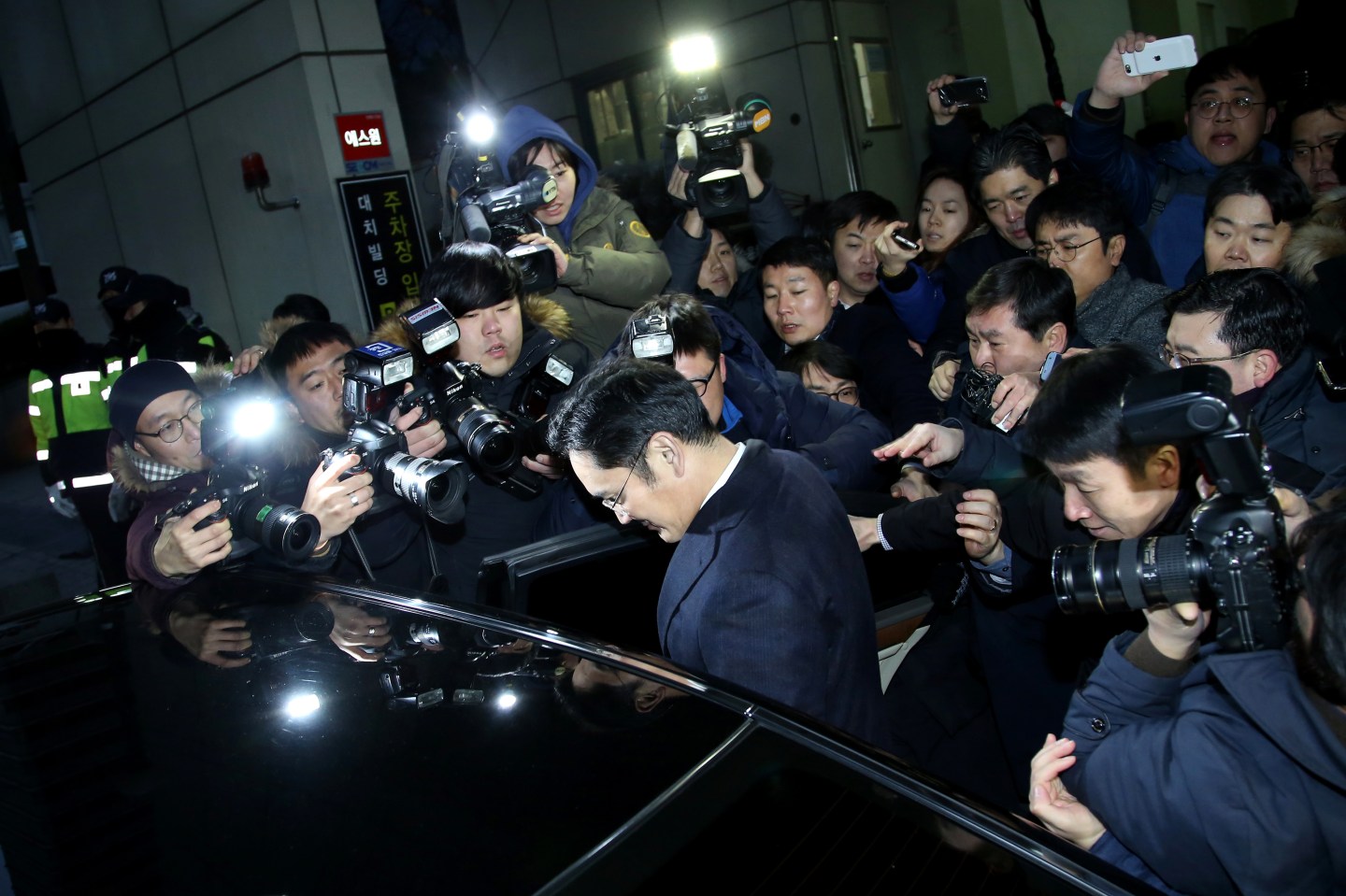 Samsung Vice Chairman Jay Y. Lee's Departure from Special Prosecutor's Office Following Questioning in Bribery Probe