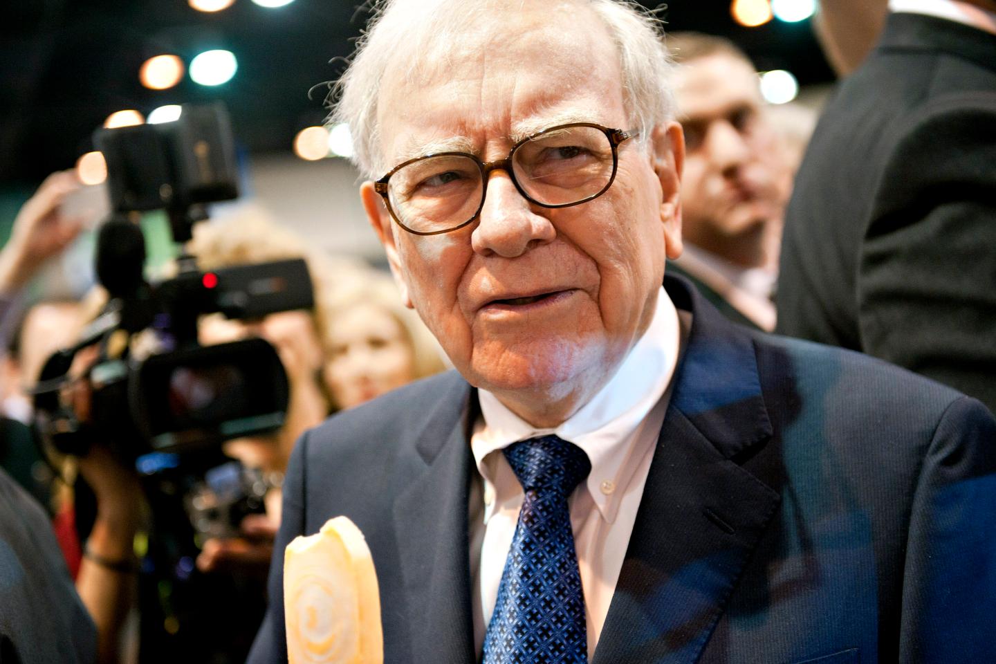Warren Buffett Scorches the Hedge Funds