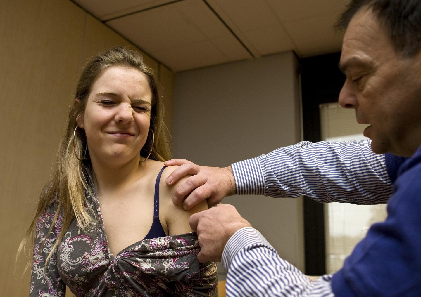 A girl is getting a vaccin against cervi