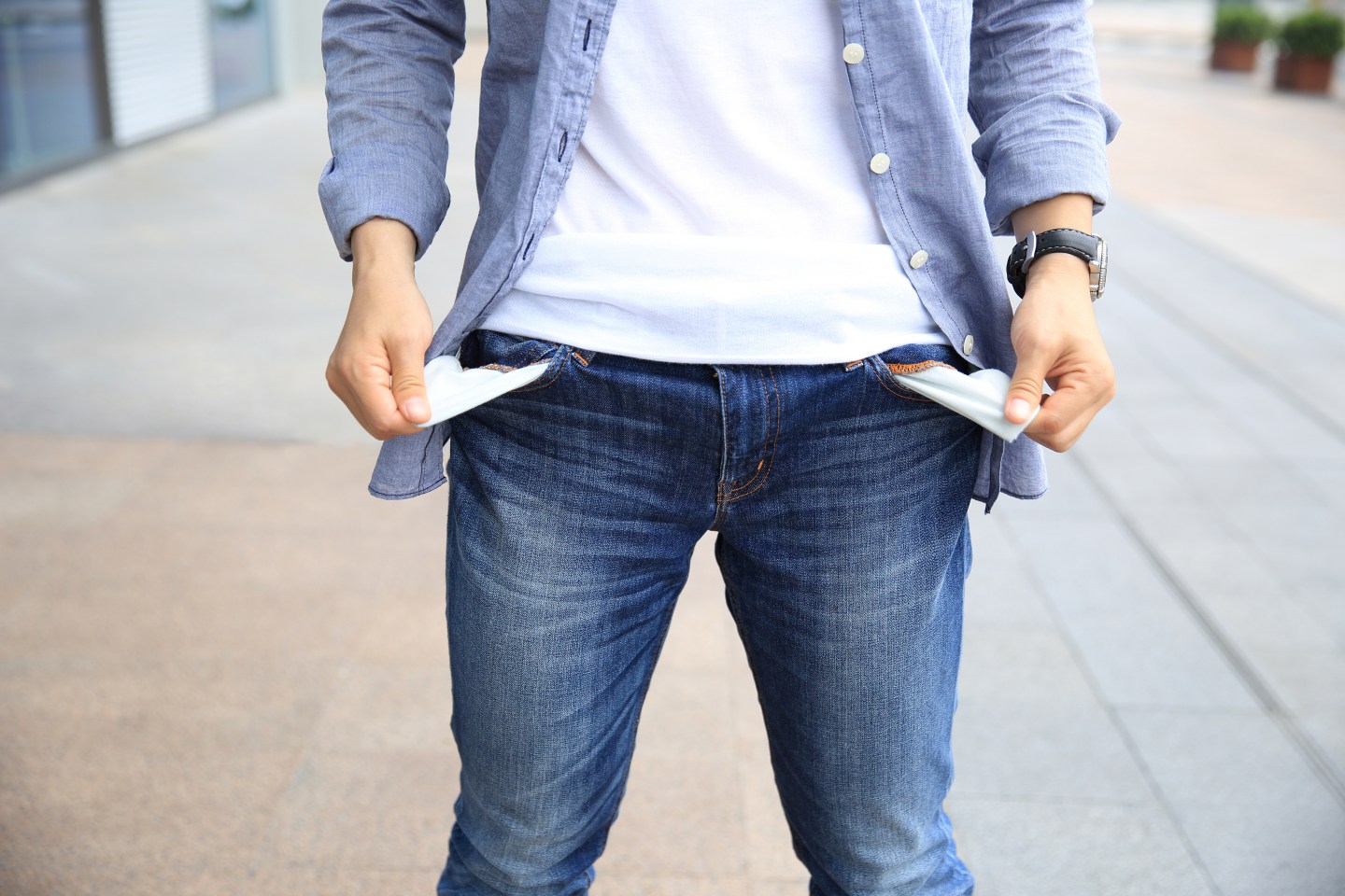 people showing has no money