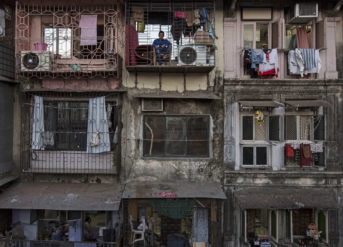 Wider Image: Renting in Mumbai Per Square Foot