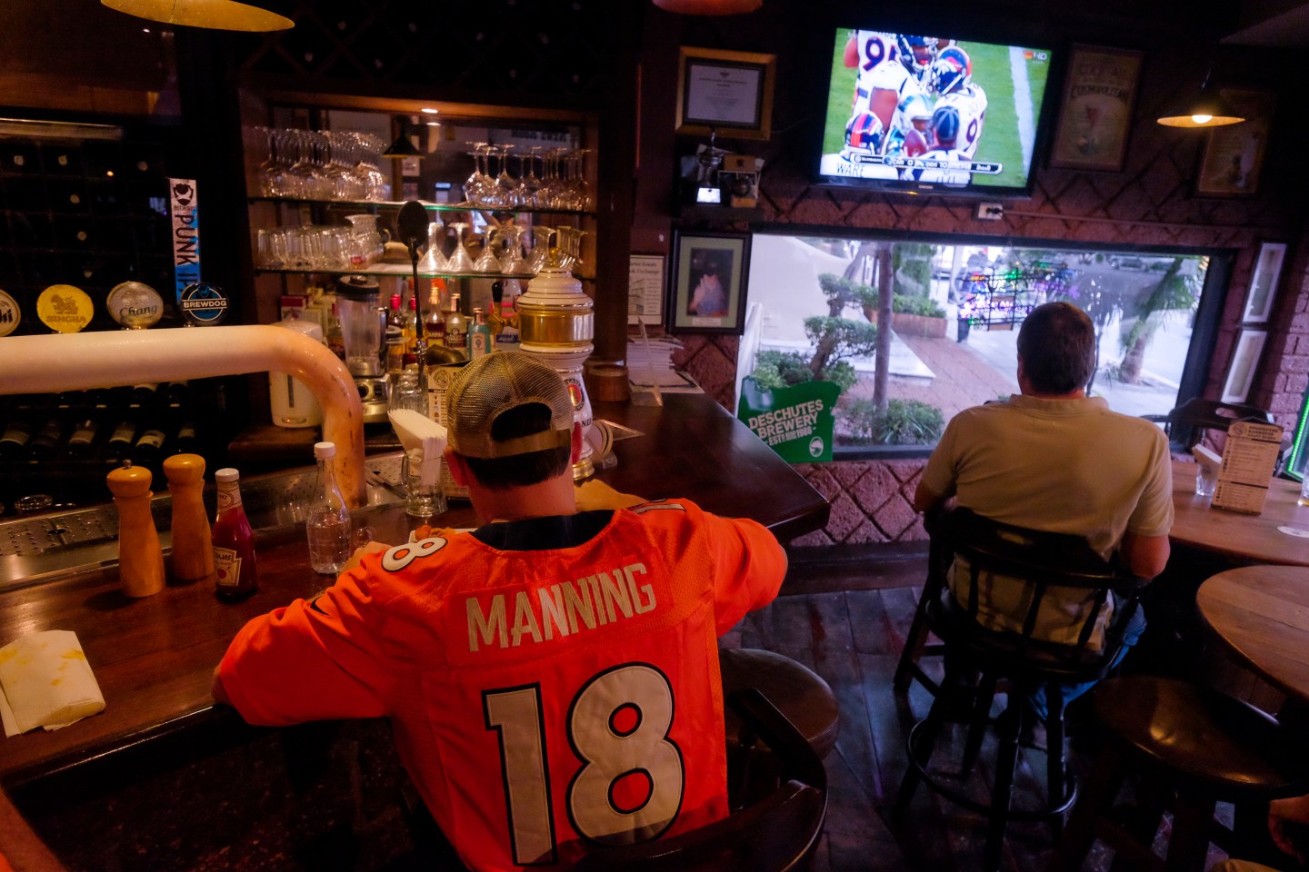 Ex-patriots and others gather to watch Superbowl 50. The