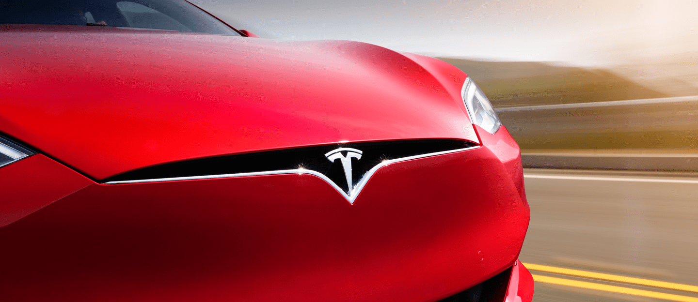 Tesla’s 5-Seater Model S Crushes $1.5 Million Sports Cars Off the Line