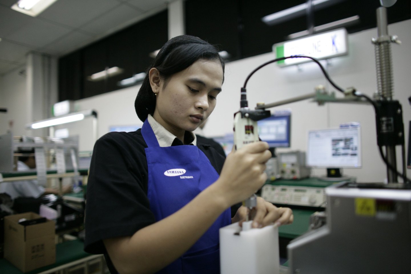 Indonesian Workers Manufacture Samsung Electronics