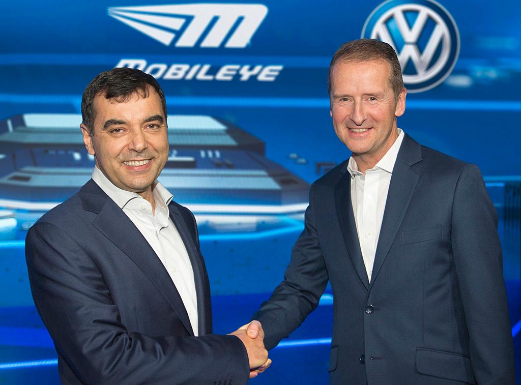 Schwarmdaten ebnen Weg für automatisches Fahren: Volkswagen und Mobileye unterzeichnen Vereinbarung