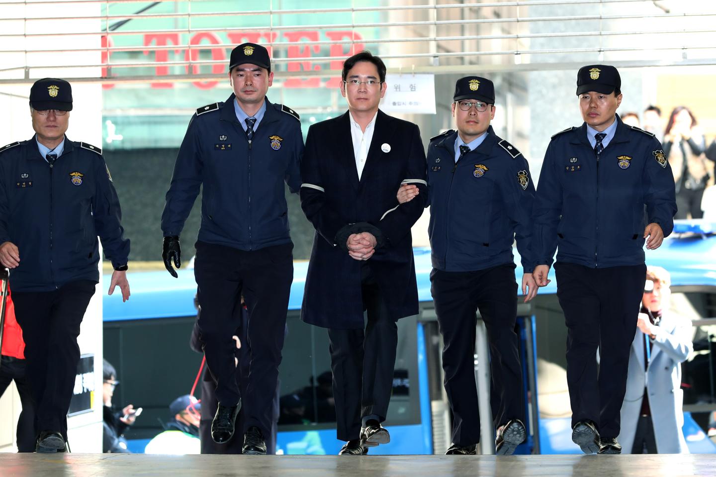 Samsung Vice Chairman Jay Y. Lee Summoned to Special Prosectuor's Office After Arrested On Bribery Allegations