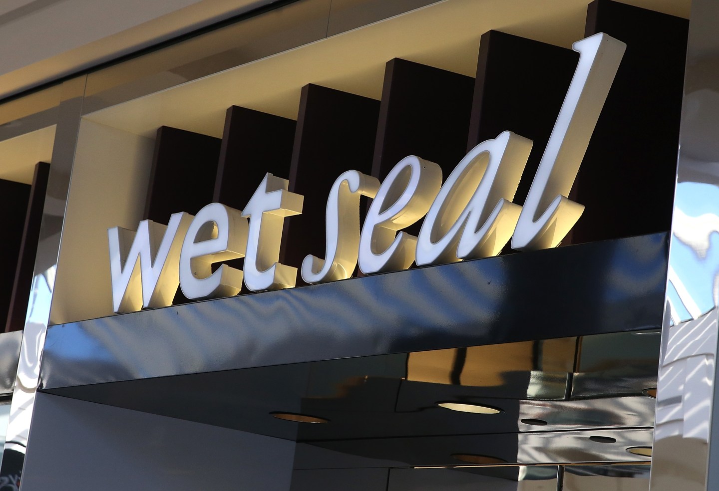 Teen Apparel Retailer Wet Seal To Shutter Over 300 Stores, Lay Off Nearly 3700