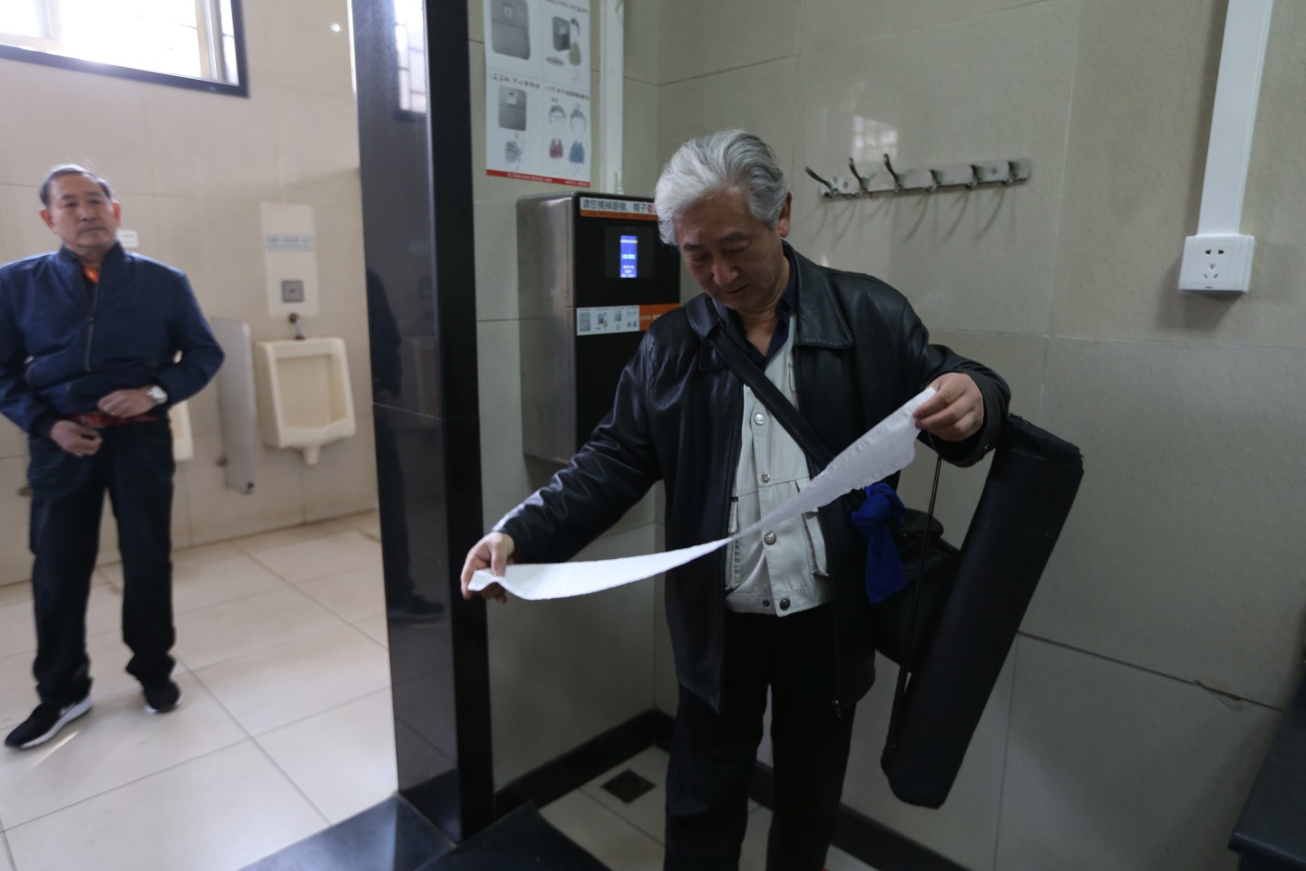 Tiantan Park uses face scanners to thwart toilet paper thieves