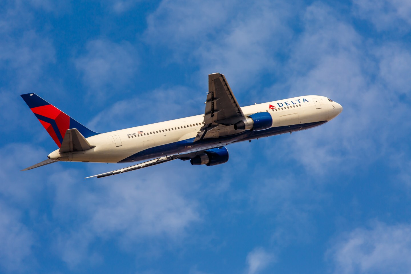 delta airlines tweet united leggings