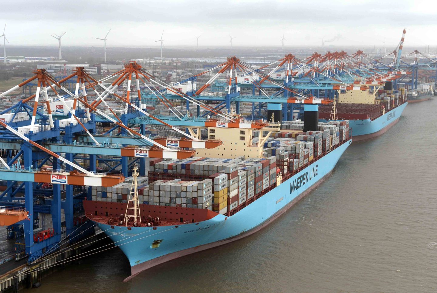 Container Terminal, NTB- Gate   Maren und Majestic Maersk an der Stromkaje 27.2.15 Luftfoto Scheer