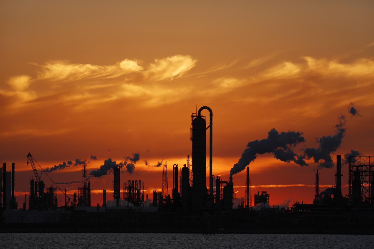 Bankrupt Oil Companies Are Paying Huge Bonuses to Their CEOs