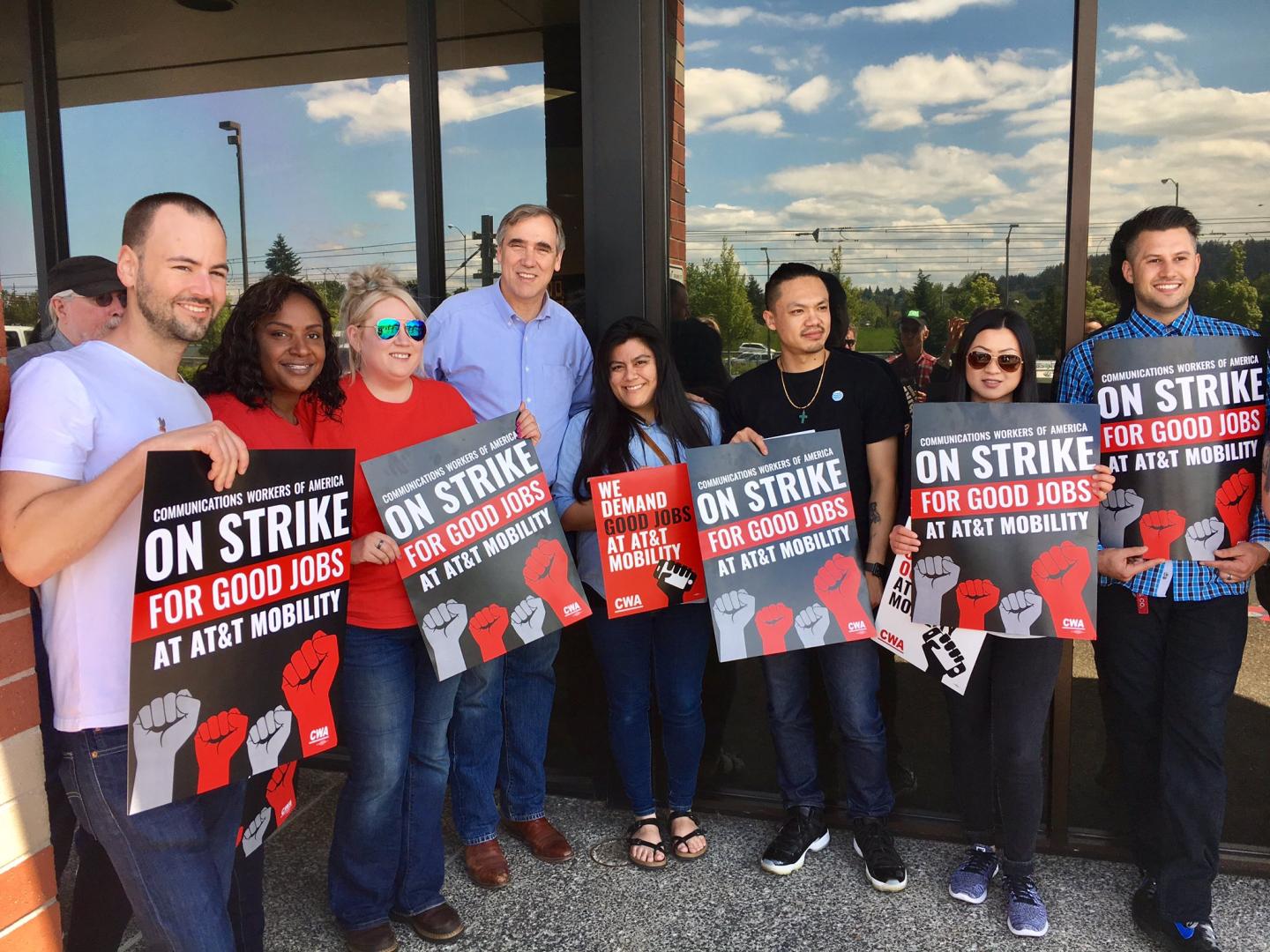 Sen. Jeff Merkley (D-Oregon) joins AT&T wireless workers on strike