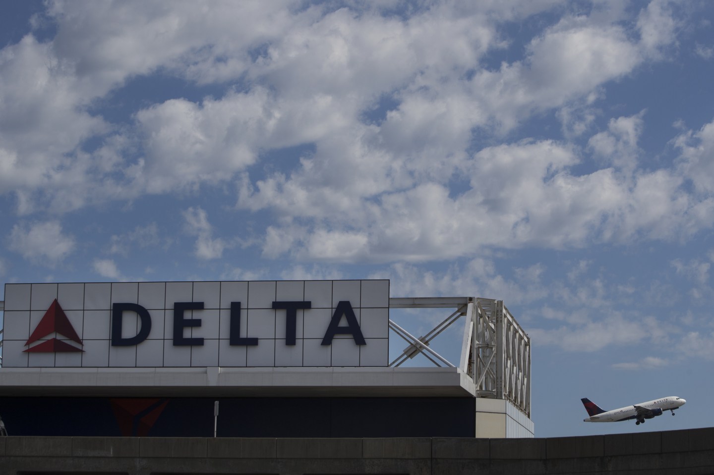 Delta Grounds Flights Worldwide Following Computer Outage