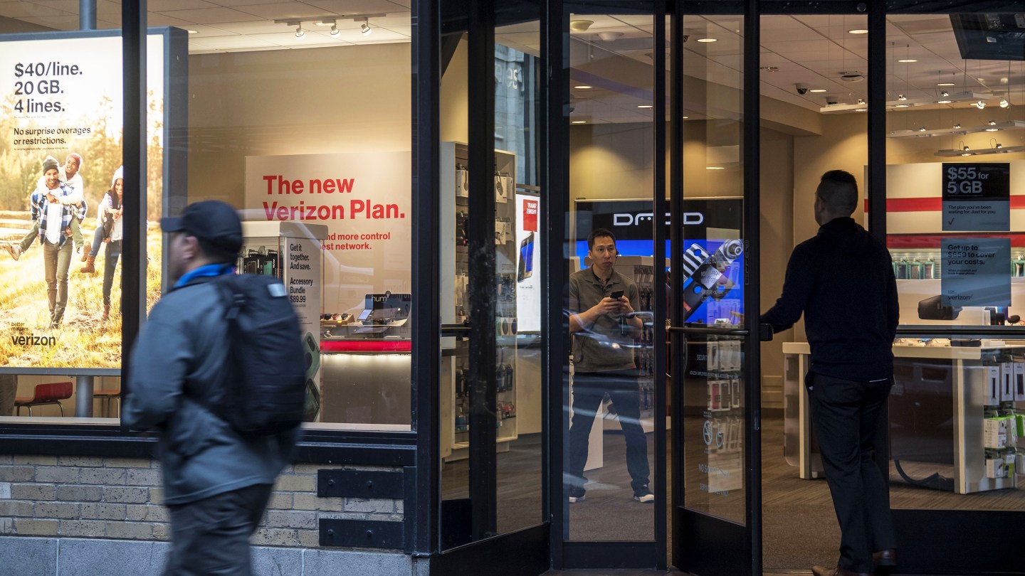 A Verizon Communications Inc. Store Ahead Of Earnings Figures