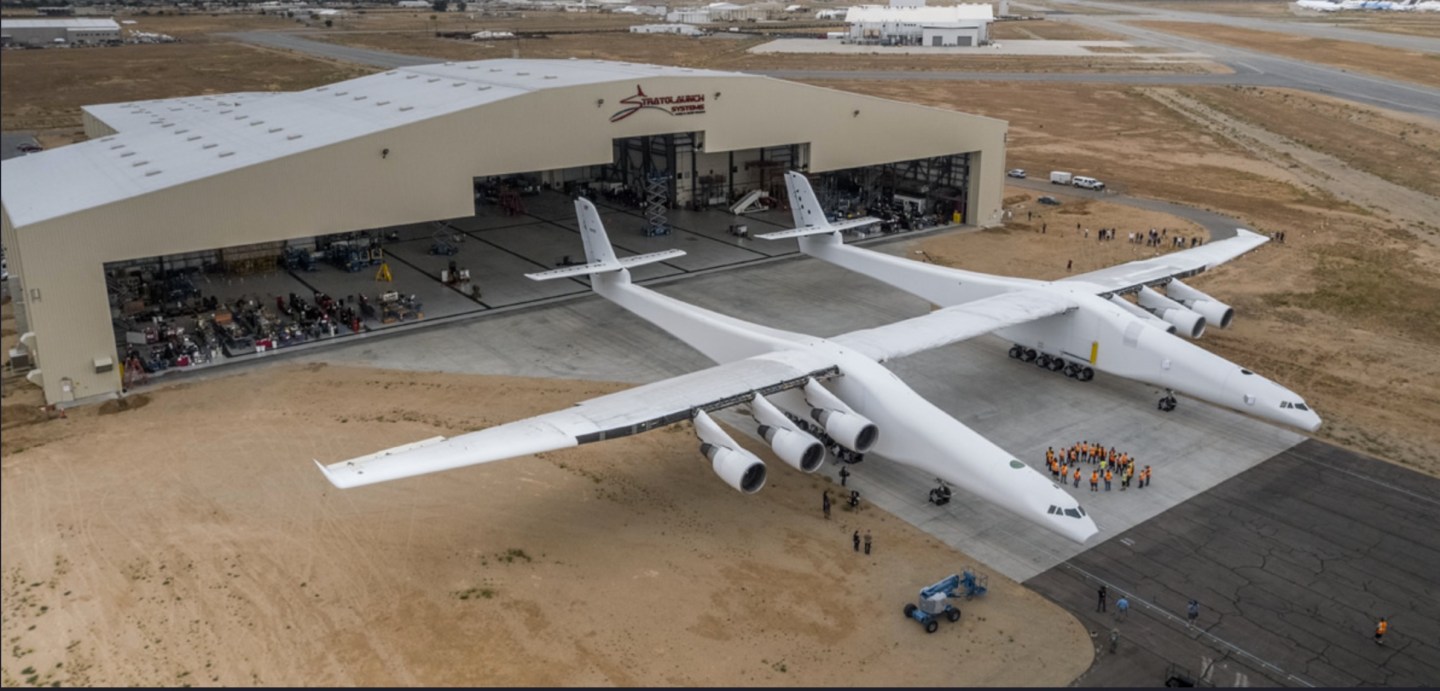 Watch Microsoft Co-Founder Paul Allen’s Giant Stratolaunch Plane Taxiing on the Runway