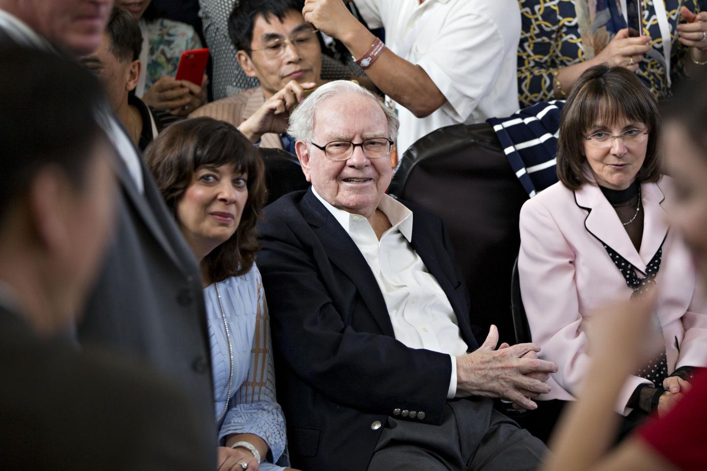 Warren Buffett, chairman and chief executive officer of Berkshire Hathaway Inc., watches as attendees play table tennis at an event on the sidelines the Berkshire Hathaway annual shareholders meeting in Omaha, Nebraska, U.S., on Sunday, May 7, 2017.