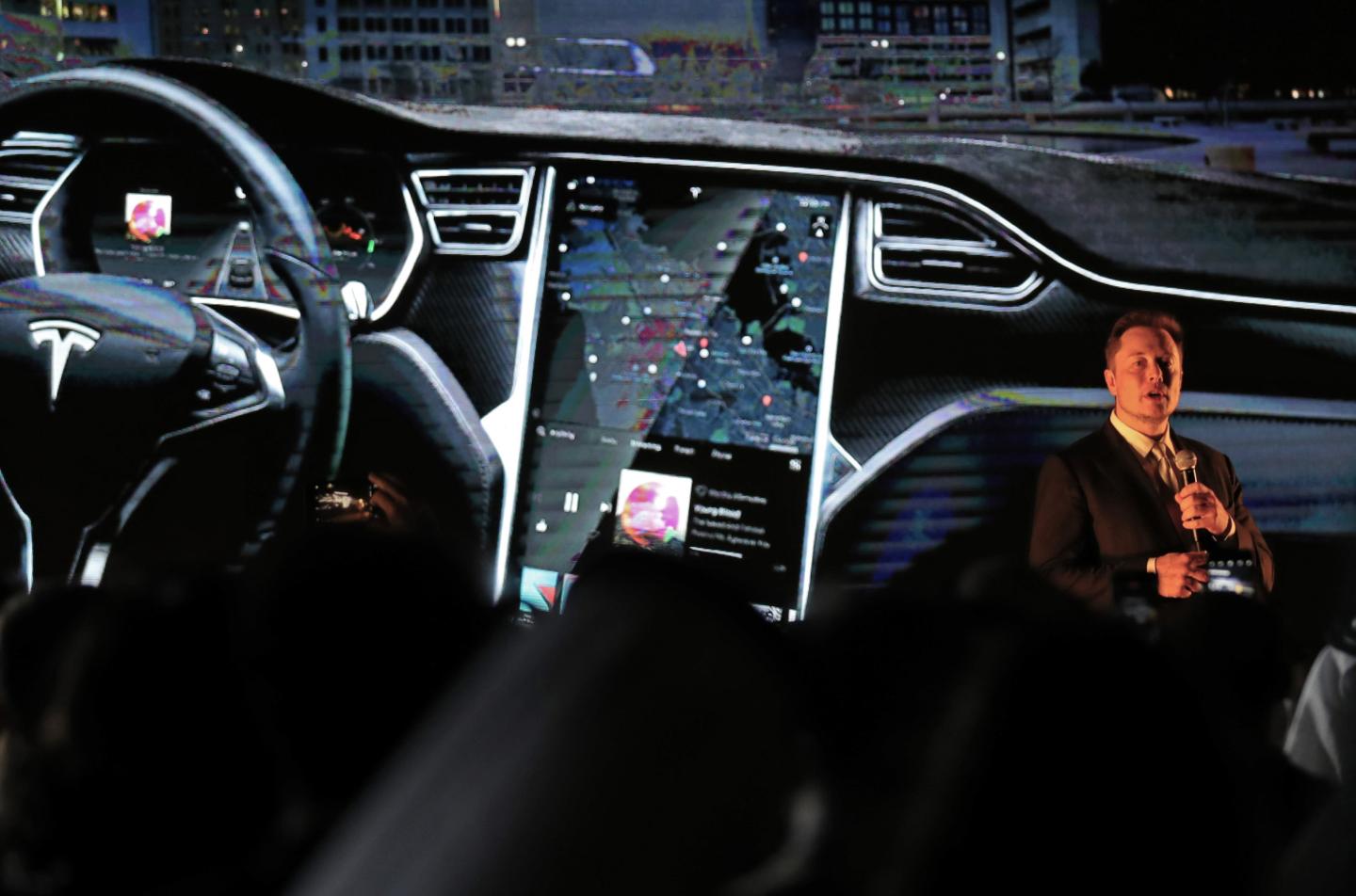 UAE-GULF-AUTOMOBILE-TESLA-TECHNOLOGY-TRANSPORT