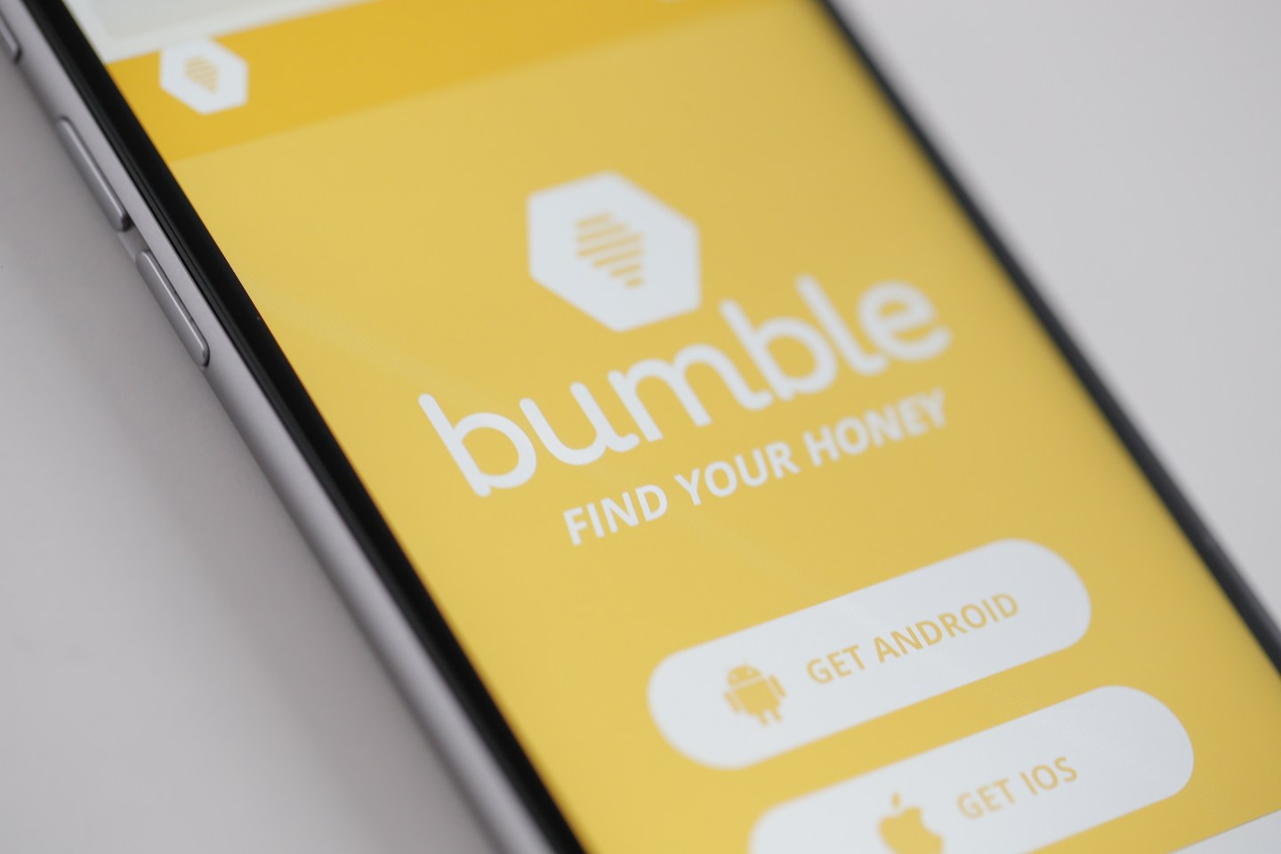Bumble dating app lest only women start converstation.