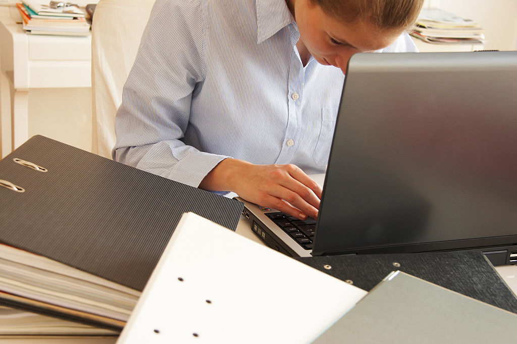 Junge Frau arbeitet am Schreibtisch, young working at her writing desk