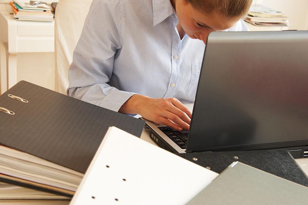 Junge Frau arbeitet am Schreibtisch, young working at her writing desk