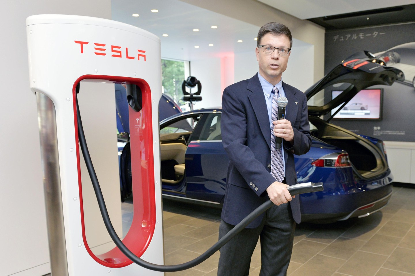 Tesla Motors unveils sales outlet in Osaka