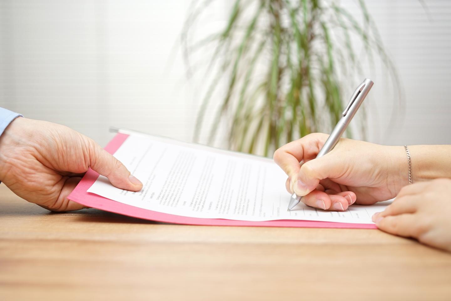 boss gives employee dismissal contract to sign
