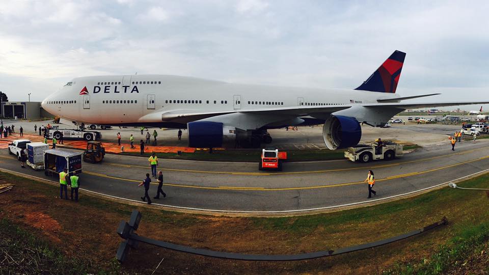 Delta 747 aircraft (Ship 6301) during its final taxi in Atlanta before retirement
