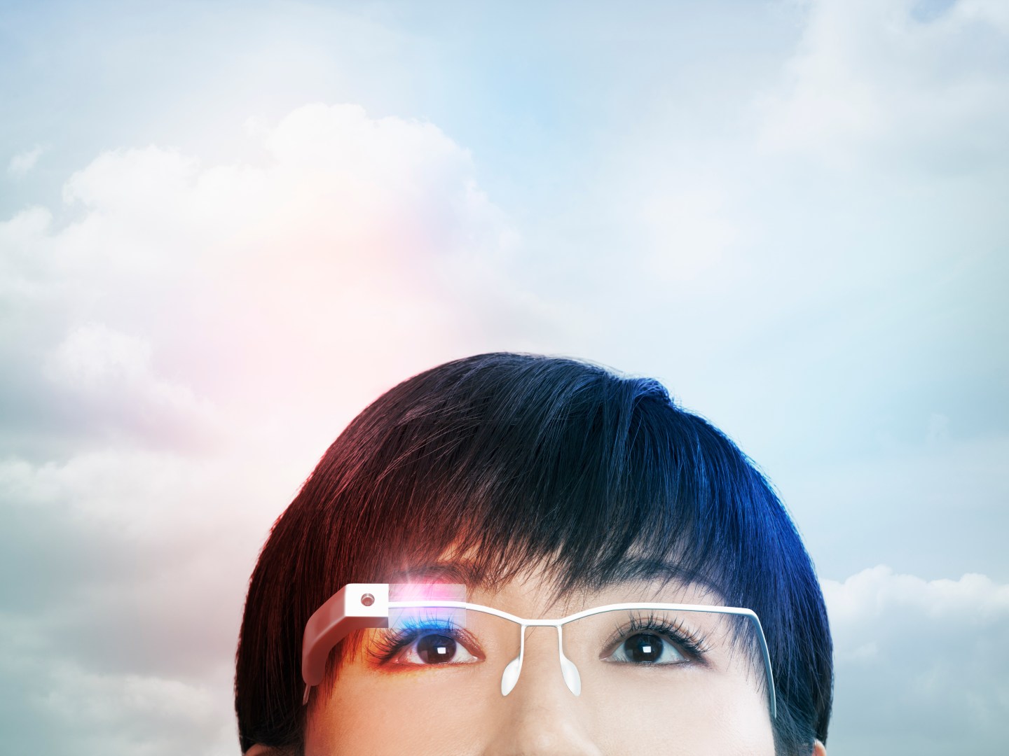 Woman wearing a smart glasses