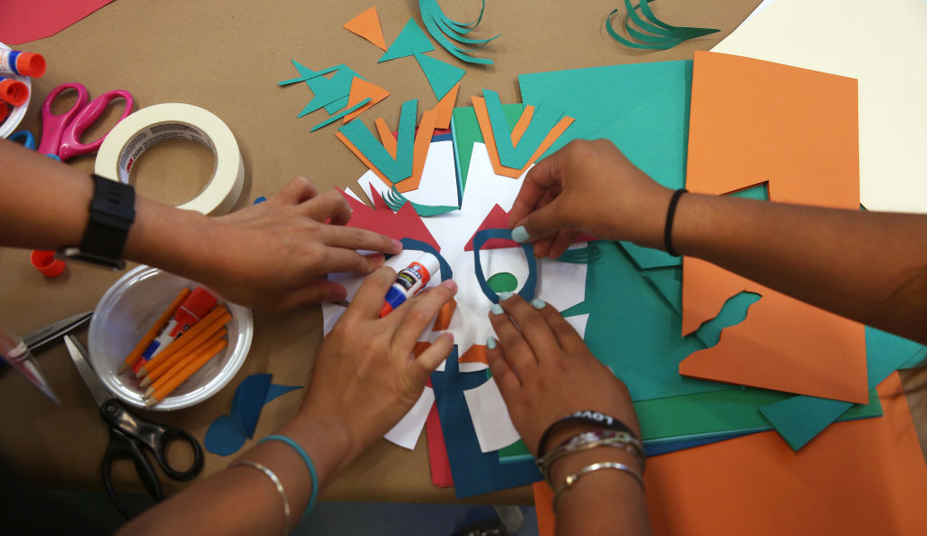 UNIQLO Employees Learn Art-Making Techniques