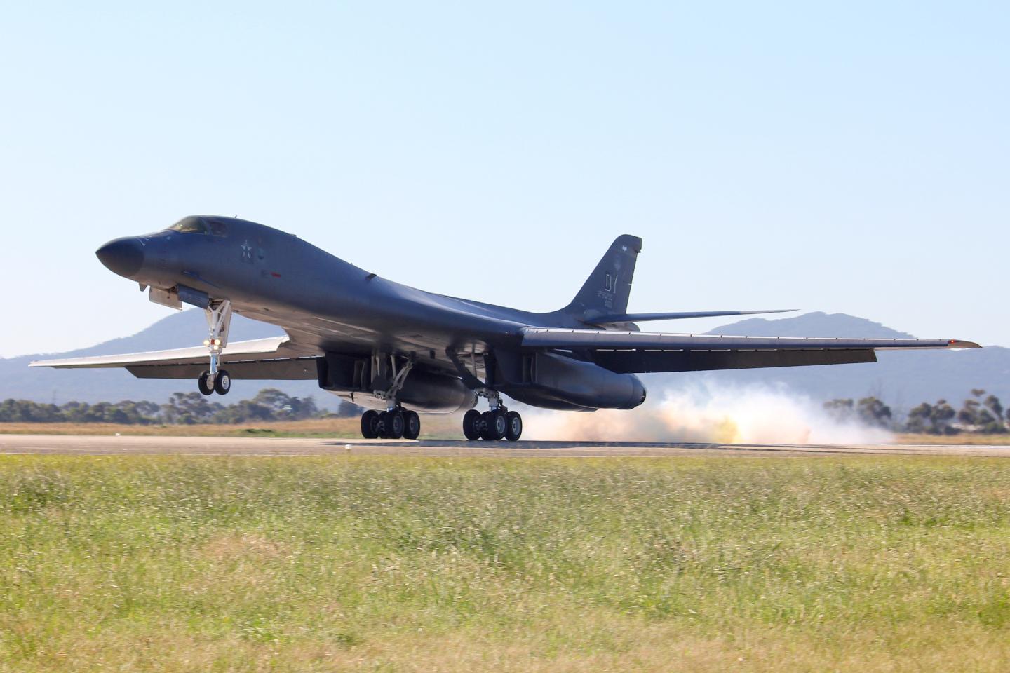 USAF B-1B Lancer (Bone) landing