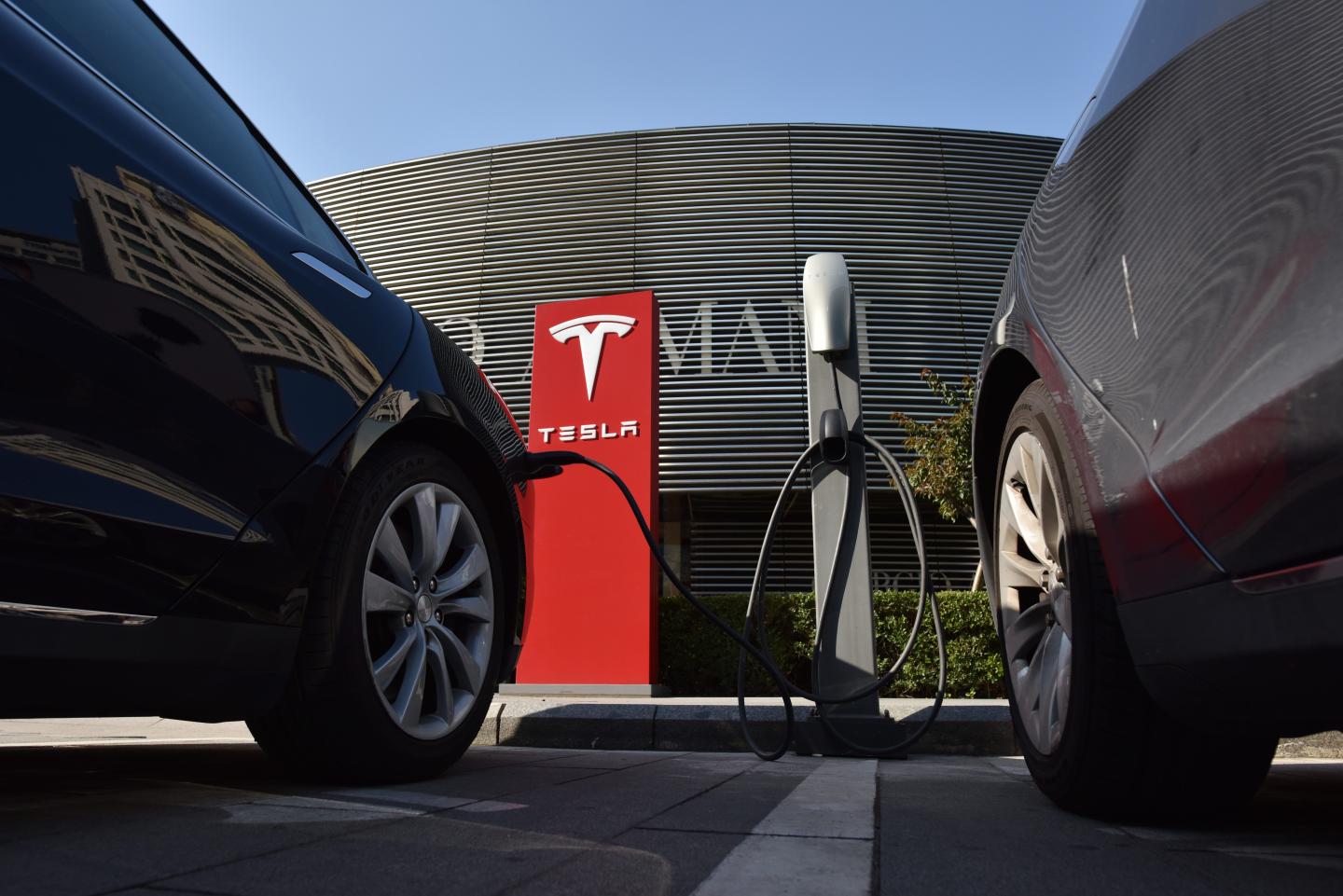Why Can’t U.S. Automakers Be More Like Tesla?