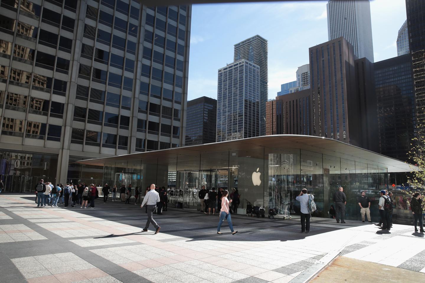 Apple Prepares To Open Chicago Flagship Store